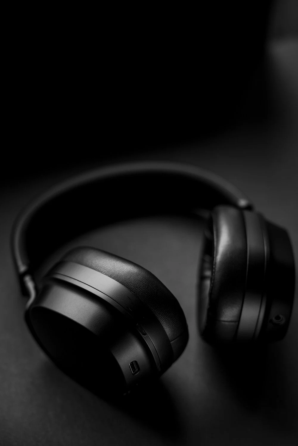 Detalle de auriculares negros sobre fondo oscuro